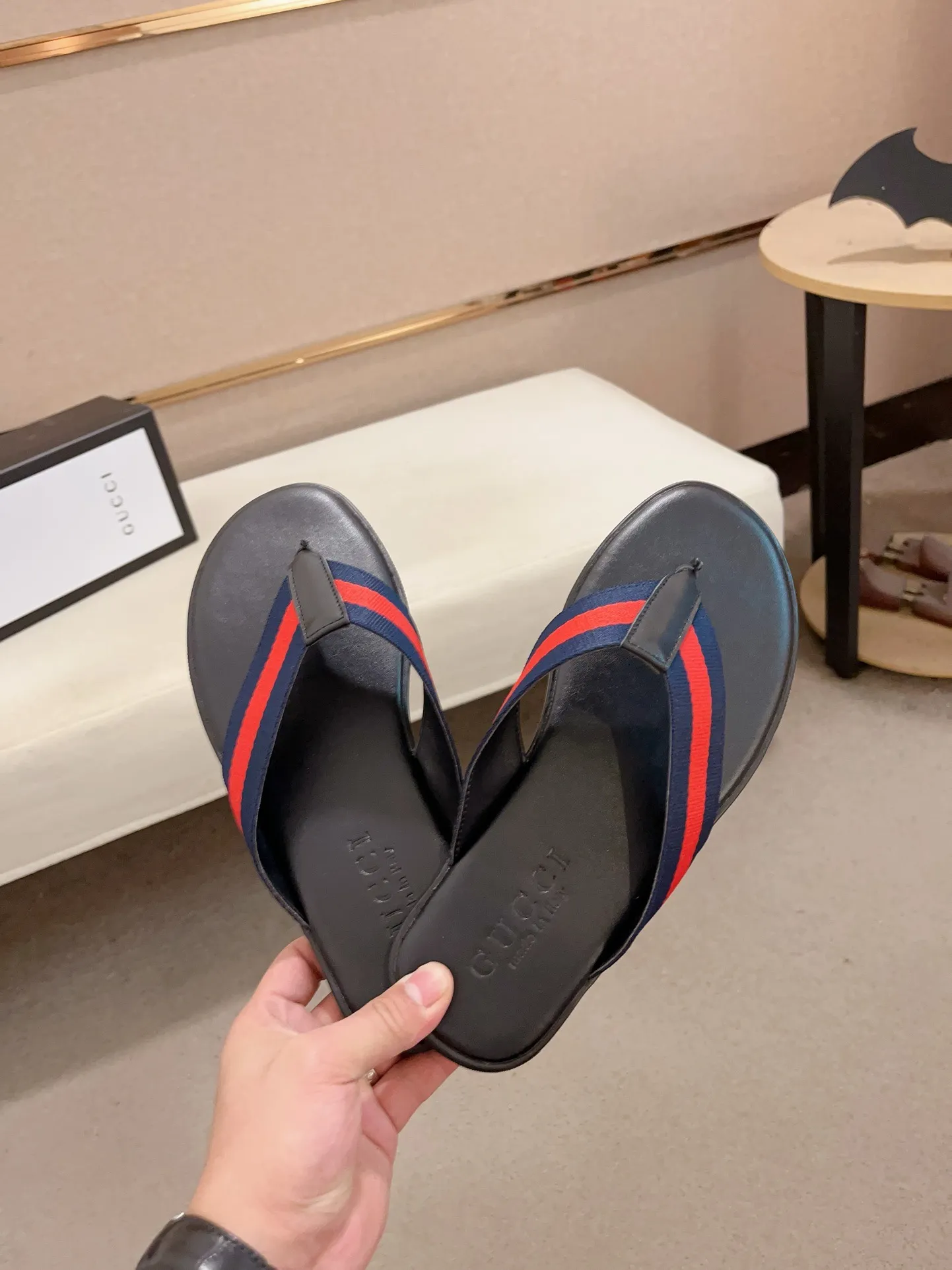 Men's shoes 💰: 240💰 [gucci Gucci slippers] High-end men's shoes brand official website 1:1 latest masterpiece: original mold customization, the fabric is made of imported original materials, upgraded outsole, lighter and non-slip. The market's top quality, simple yet tasteful, a must-have for fashionistas, fashionable at your feet, full of confidence, the same style at the counter 👍The season of summer slippers is here. Code: 38-45
